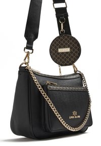 Borsa a tracolla in finta pelle nera con dettagli in catena dorata, tasca frontale con zip e portamonete rotondo staccabile caratterizzato da un motivo geometrico.