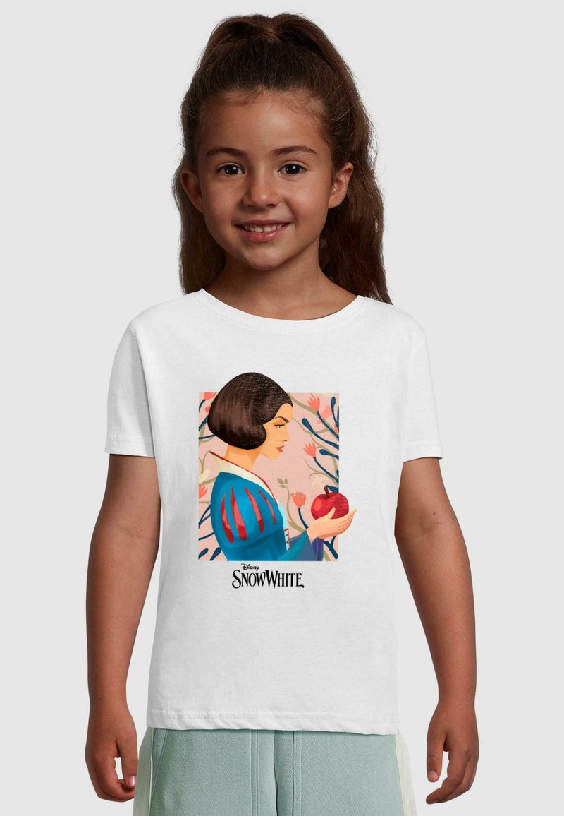 Biely tričko s farebnou ilustráciou postavy držiacej jablko, obklopenej kvetinovými vzormi. Text znie "Disney Snehulienka."