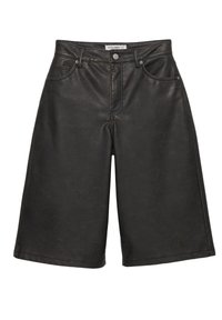 Pantaloni scurți negri din piele sintetică cu o croială lejeră, design cu cinci buzunare și textură subtilă. Include un închidere cu buton și curea.