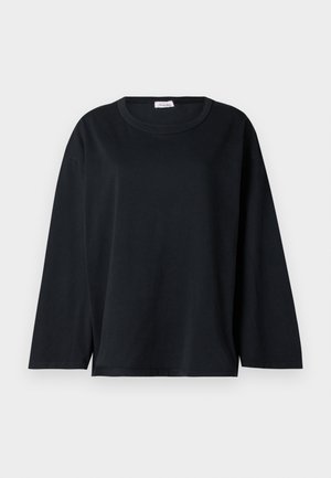 Camisola preta de mangas longas em algodão com decote redondo, corte solto e fendas laterais na bainha para maior conforto de movimento.