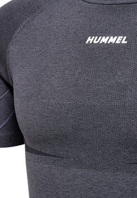 Hummel MIKE - T-shirt imprimé - black asphalt melange