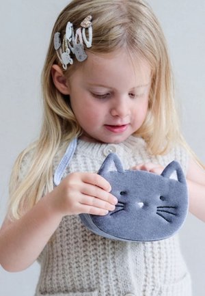 Portaoggetti a forma di gatto grigio realizzato in tessuto morbido, con dettagli del viso ricamati e orecchie arrotondate, tenuto da un bambino con maglione lavorato a maglia.