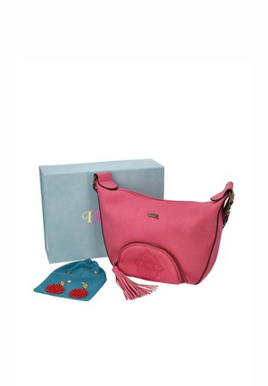 Bolso rosa para el hombro con bolsillo delantero con cremallera y borla, presentado junto a una caja de regalo azul y unos pendientes rojos con motivos florales.
