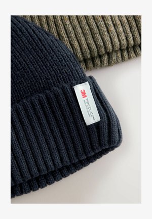 Musta ribakudumine beanie, millel on valge silt tekstiga "3M THINSULATE". Tekstuur on pehme, sobiv külma ilma sooja hoidmiseks.