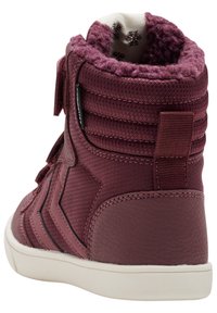 Sneaker alte in tessuto bordeaux con finitura texturizzata, caratterizzate da una suola in gomma bianca, colletto imbottito e strisce decorative sui lati.