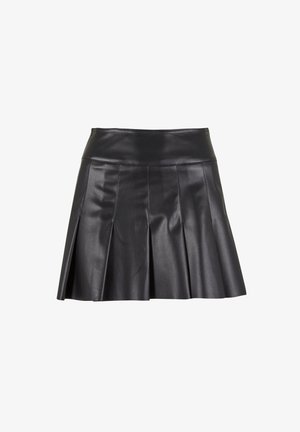 Falda corta de cuero negra con textura suave y cinturilla ajustada, que presenta múltiples pliegues verticales para un toque adicional de estilo.