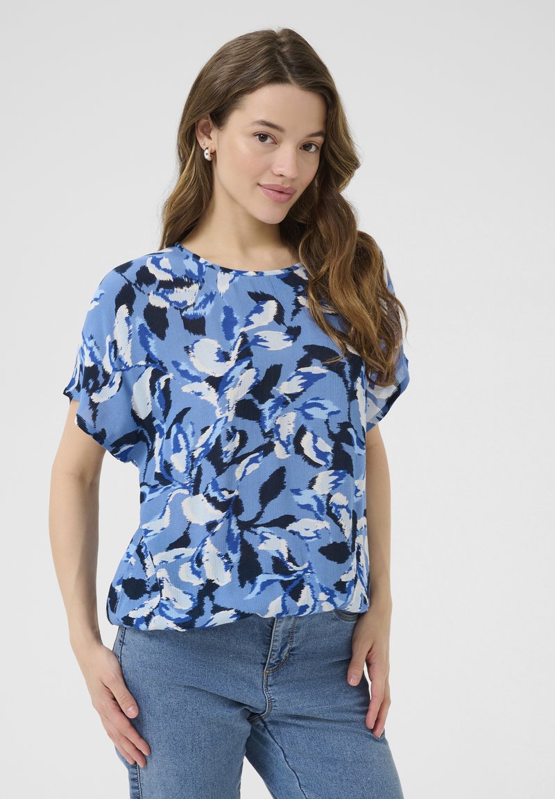 Bluse mit floralem Muster aus leichtem Stoff, mit lockerer Passform, kurzen Ärmeln und rundem Ausschnitt, gestaltet mit einer Mischung aus dunkelblauen und hellblauen Mustern.