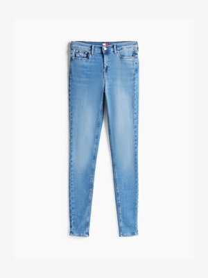 Sittende jeans i lys blå denim, med standard linning, fem lommer og glidelås. Jeansen har en jevn tekstur med subtil fading.