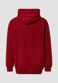 Červená bavlnená mikina s mäkkou textúrou, vybavená kapucňou so šnúrkami a rebrovanými manžetami. Dizajn zahŕňa voľný strih a žiadne viditeľné logo.