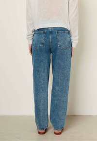 Lichte spijkerbroek van denim met een ontspannen pasvorm, hoge taille en klassiek vijfzakontwerp. Vervaagd blauwe kleur met gestikte details op de zakken.