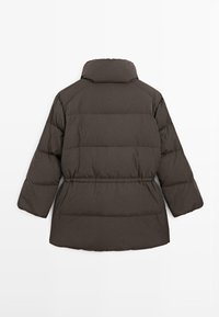 Ciemnobrązowa kurtka puchowa z wysokim kołnierzem, pikowaną fakturą, elastyczną talią i długimi rękawami, zaprojektowana z myślą o ciepłu i komforcie.