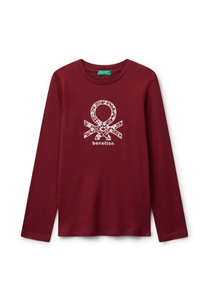 Weinrote Langarmbluse mit floralem Muster des Benetton-Logos und dem weißen Schriftzug "benetton" auf der Vorderseite.