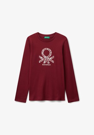 Maglietta a maniche lunghe color bordeaux con logo Benetton a motivo floreale e testo "benetton" in bianco sulla parte anteriore.