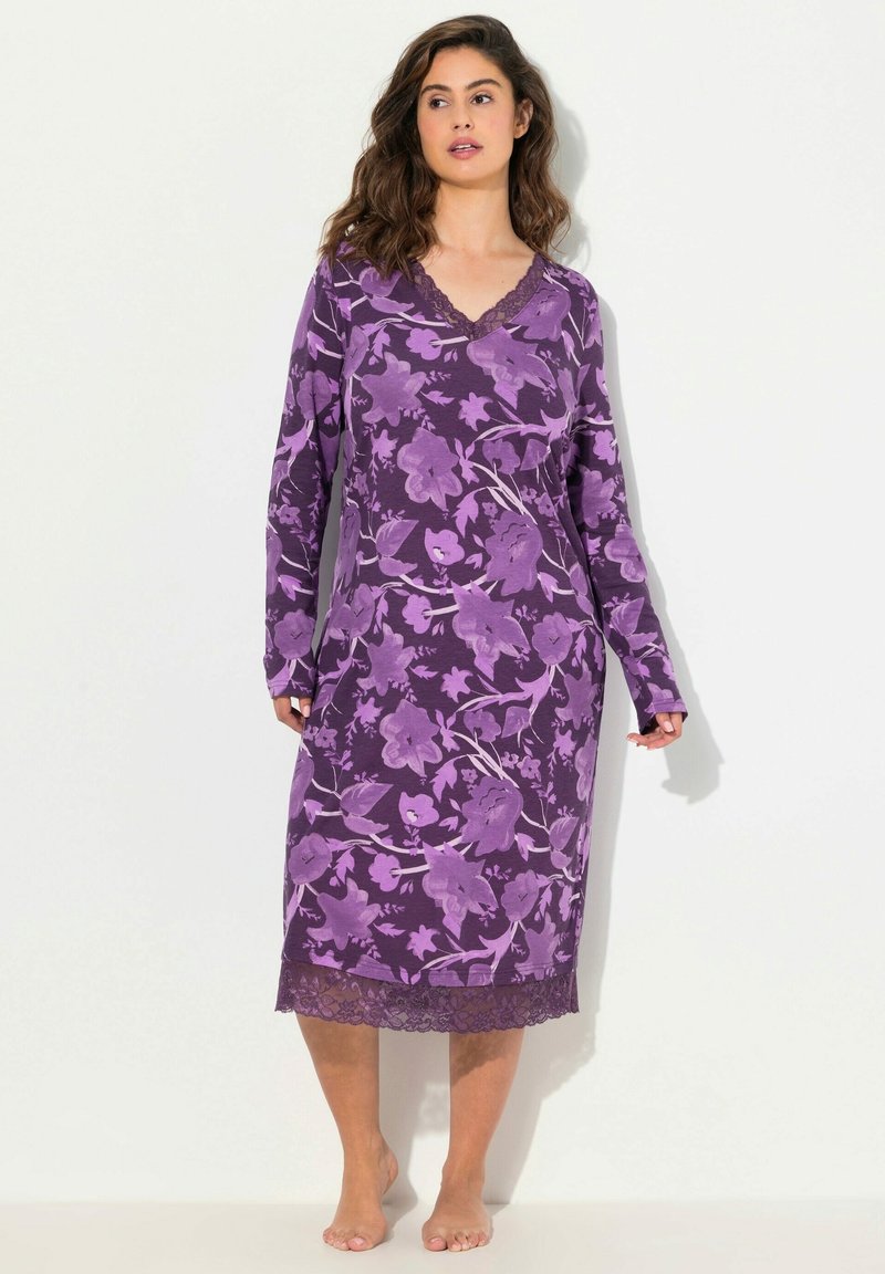 Camicia da notte viola realizzata in tessuto morbido, con un motivo floreale in tonalità di viola più chiaro, maniche lunghe e un bordo in pizzo all'orlo.