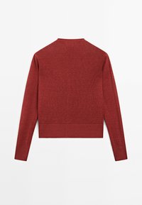 Sweter z długim rękawem i okrągłym dekoltem w jednolitym, przypalonym pomarańczowym kolorze, pokazany z tyłu na białym tle.