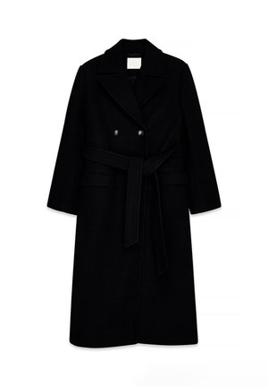 Cappotto di lana nero con chiusura a doppio petto, colletto a lancia e maniche lunghe. Presenta una cintura in tessuto abbinato e due tasche laterali.