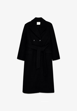 Cappotto di lana nero con chiusura a doppio petto, colletto a lancia e maniche lunghe. Presenta una cintura in tessuto abbinato e due tasche laterali.