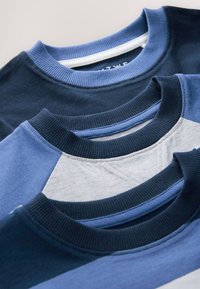 Trei bluze cu gât rotund, pliate și suprapuse, cu gulerașe în nuanțe de albastru și gri, având gât sărit și tivuri rib.