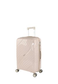 Maleta rígida de color rosa claro con textura ondulada. Cuenta con un asa retráctil, cuatro ruedas y cierre de cremallera.