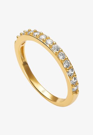 Anneau en or avec une bande lisse, présentant une rangée de pierres claires ovales et rondes le long du bord supérieur, séparées par de petites perles en or.