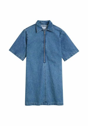 Sukienka z denimu z krótkimi rękawami, kołnierzykiem i przednim zamkiem błyskawicznym. Postarzany niebieski kolor, luźny krój i prosty fason.