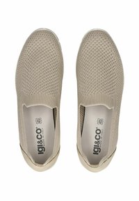 Scarpe slip-on beige realizzate in tessuto a rete traspirante, con polsini elasticizzati e una suola liscia e sagomata. Presentano il logo sulla soletta.