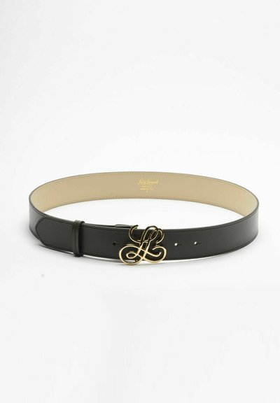 Ceinture en cuir noir avec boucle en logo doré entrelacé, doublure intérieure beige et trois trous de réglage sur fond blanc.