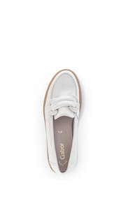 Weißes Leder Schuh mit runder Zehenform, einem geknoteten Akzent auf dem Vorderblatt und brauner Gummisohle. Goldenes Logo auf der Innensohle sichtbar.