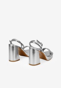 Bosanova CON CAMPANA - Sandalias de tacón - plata