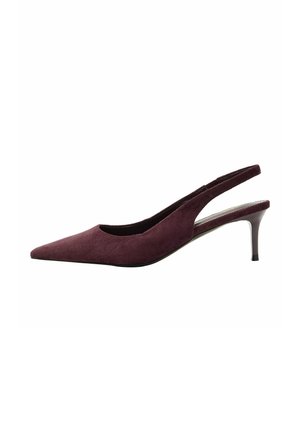 Zapato de mujer slingback de ante morado oscuro con puntera puntiaguda y tacón bajo y delgado sobre fondo blanco.