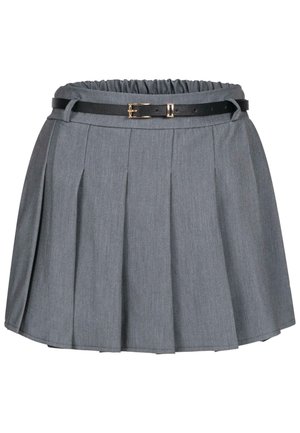Falda plisada gris con cintura fruncida y un cinturón negro con un acento de hebilla dorada. Tejido suave con una textura lisa.