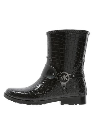 Botte de pluie noire mi-mollet avec texture crocodile brillante, talon bas et bride latérale ornée d'une boucle métallique circulaire avec le logo MK.