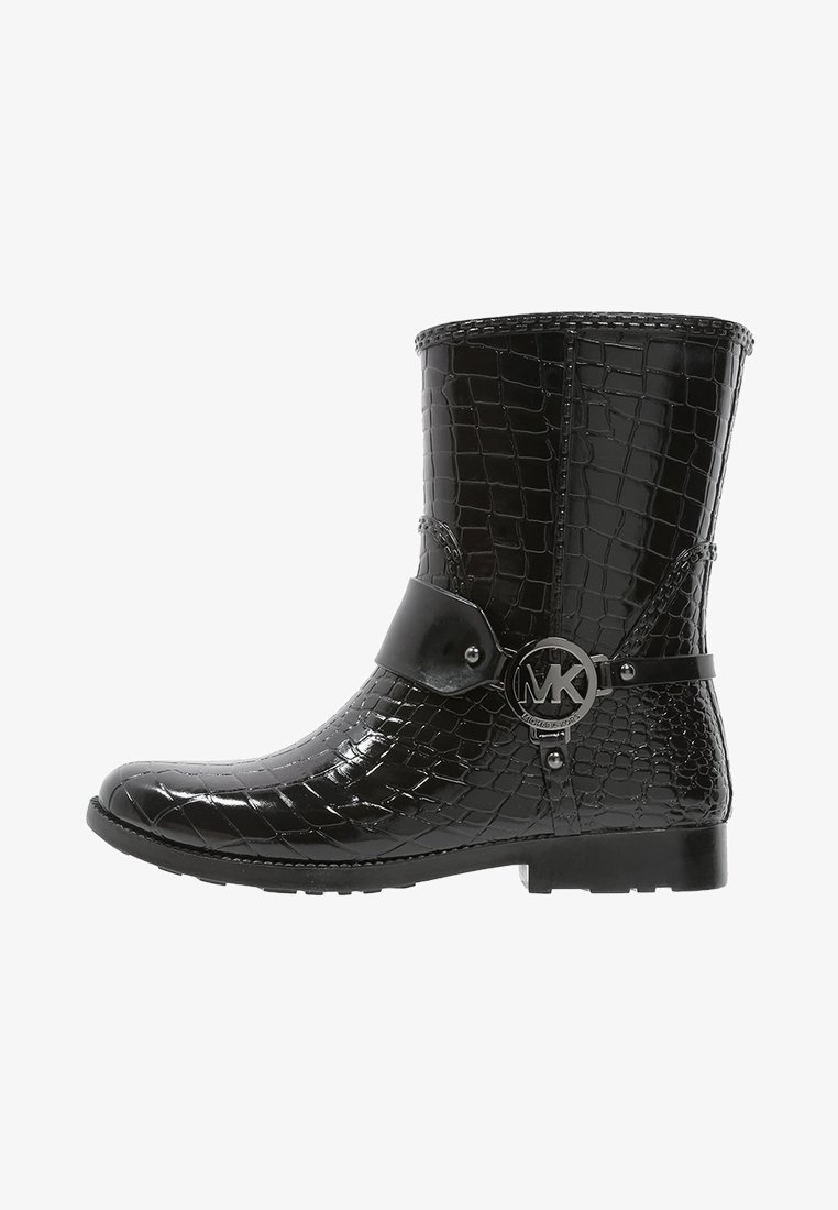 Botte de pluie noire mi-mollet avec texture crocodile brillante, talon bas et bride latérale ornée d'une boucle métallique circulaire avec le logo MK.