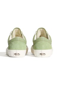 Zelené semišové tenisky s nízkým profilem, bílou gumovou podrážkou a akcentem na patě se značkou. Mají hladký povrch a minimalistický design.