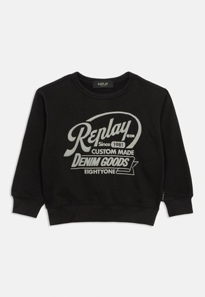 Črna kapuca iz mešanice bombaža z okroglim izrezom. Ponuja srebrno grafično besedilo: "Replay Since 1981 Custom Made Denim Goods Eightyone."