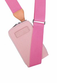 Borsa a tracolla in tessuto rosa con superficie strutturata, cerniera argento e tracolla rosa. Presenta un dettaglio in pelle e un logo in rilievo.