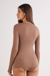 Brun bluse med lange ærmer lavet af blødt stof, med en tætsiddende pasform og glat tekstur, kombineret med undertøj med blonder.