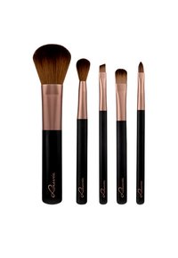 Cinq pinceaux de maquillage avec des poignées noires et des accents en or rose. Les poils sont doux, variant en forme et en taille pour une application polyvalente.