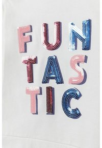Bijela dukserica s peršinom s natpisom "FUNTASTIC" u ružičastoj, crvenoj i plavoj boji. Slova su teksturirana, s refleksivnim naglascima.