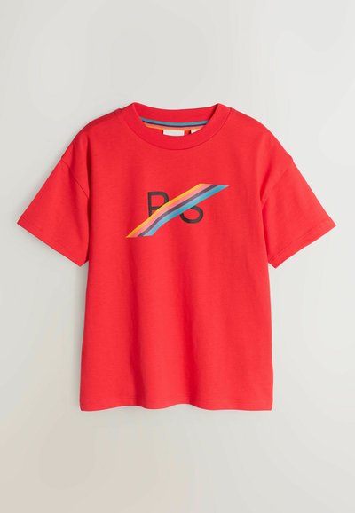 Rotes Baumwoll-T-Shirt mit kurzen Ärmeln, versehen mit einem schwarzen "PS"-Logo und einem diagonalen, mehrfarbigen Streifendesign auf der Vorderseite.
