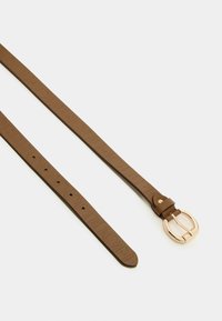 Cintura in pelle marrone con motivo embossato, fibbia a doppio anello in metallo dorato e numerosi fori per la regolazione. Texture liscia e design piatto.