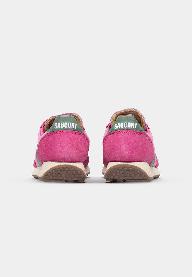 Sneakers z różowym zamszowym wierzchem, kontrastującymi zielonymi akcentami i beżową gumową podeszwą. Posiadają logo na tylnej części pięty.