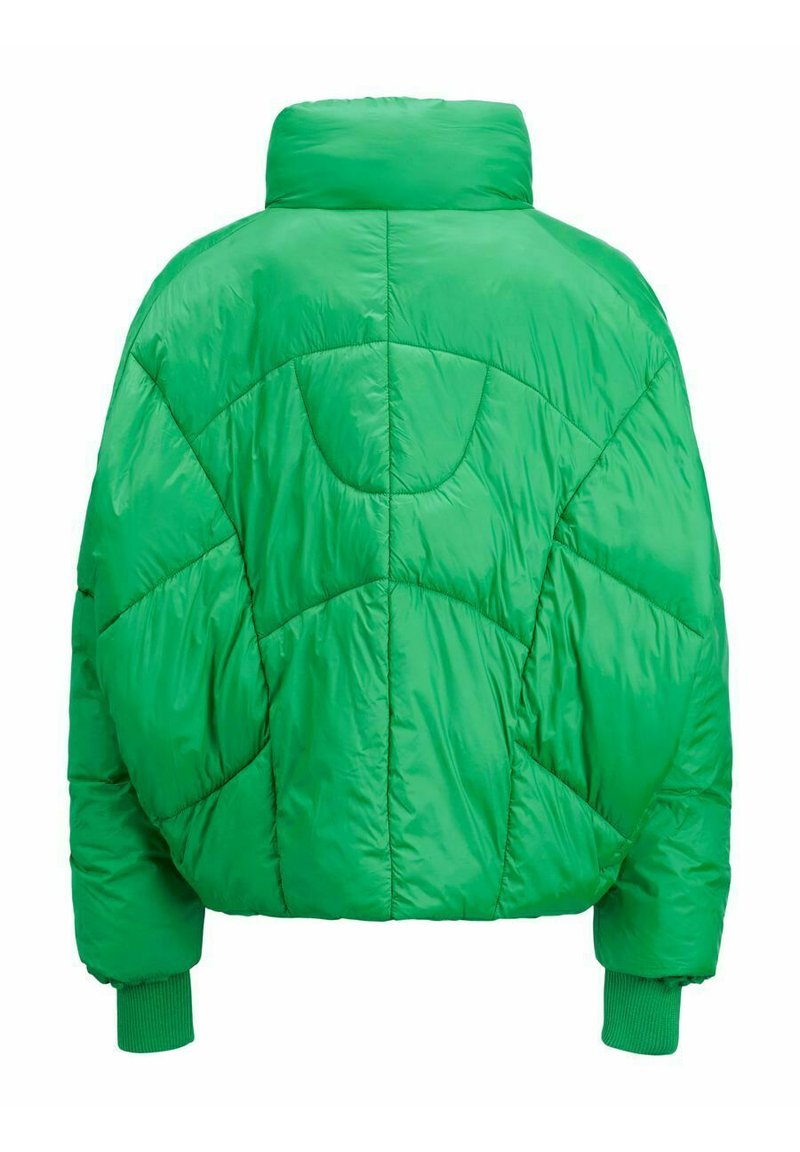 Giacca imbottita verde brillante con alto colletto, maniche lunghe e polsini a costine, mostrata dal retro con dettagli di cucitura trapuntati.