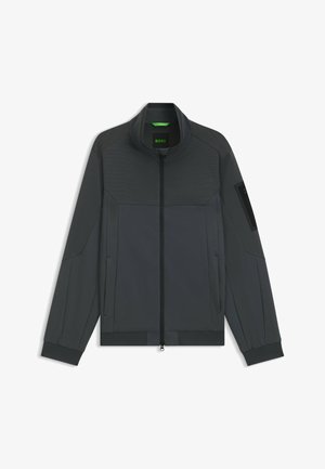 Donkergrijze zip-up jas met een staande kraag, voorzien van textuurstoffen panelen en een ritszak op de linkermouw.