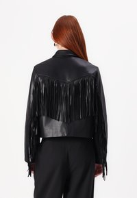 YAS YASVALETTA FRINGE JACKET - Usnjena jakna - black