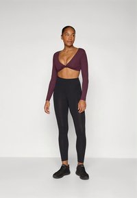 Fabletics PURELUXE BUILT IN BRA BOLERO - Top dugih rukava - red