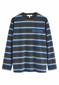 Szara koszula z długim rękawem w poziome niebieskie paski, z napisem "BOSTON" wyhaftowanym na niebiesko po lewej stronie klatki piersiowej. Miękki materiał i swobodny fason.