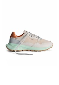 Zapatilla con un upper en beige, acentos en gris claro y una suela en verde menta. Presenta una suela texturizada, logo y cordones tradicionales.