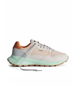 Zapatilla con un upper en beige, acentos en gris claro y una suela en verde menta. Presenta una suela texturizada, logo y cordones tradicionales.