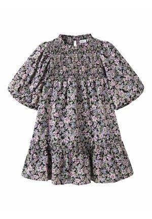 Abito nero a fiori con fiori rosa e bianchi, corpino arricciato, maniche lunghe a sbuffo, orlo arricciato e chiusura posteriore con bottone a occhiello.